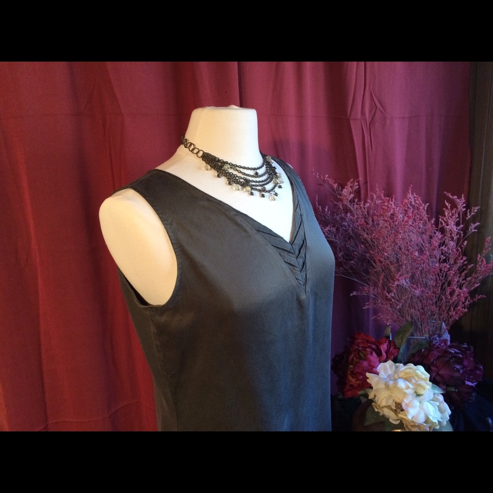 ☘️DB LIFE blouse, soft and silky. Small.